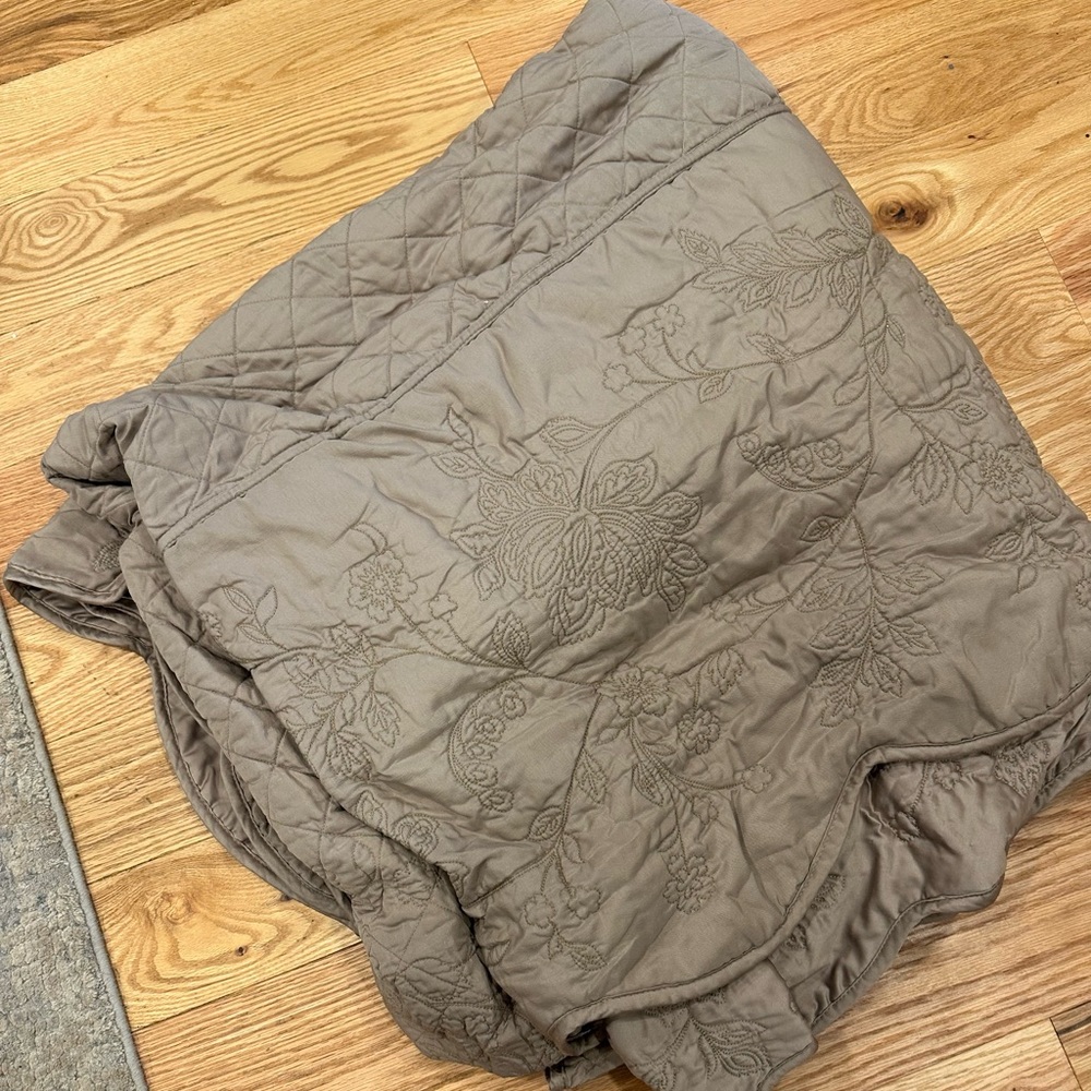 Martha Stewart Classic fitted Quilted design king bed cover.